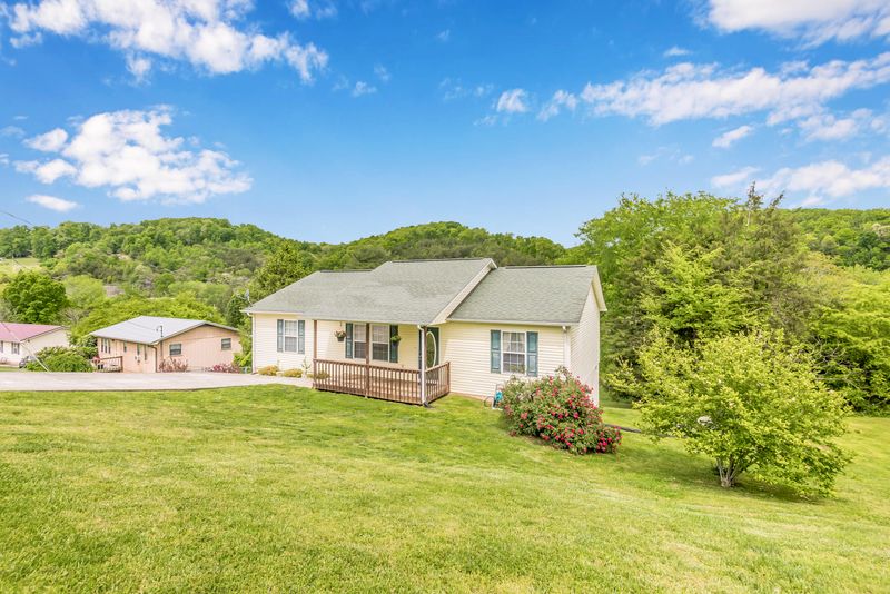 1126 Melton Hill Cir, Clinton, TN 37716
