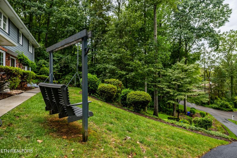 1126 W Outer Dr, Oak Ridge, TN 37830