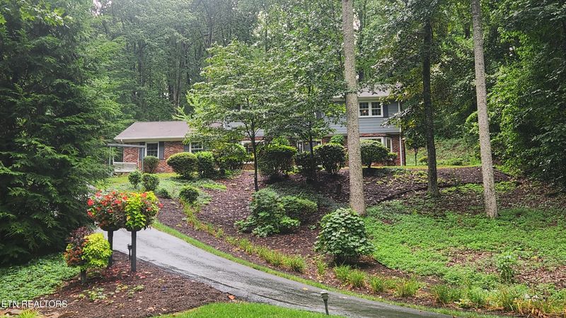 1126 W Outer Dr, Oak Ridge, TN 37830