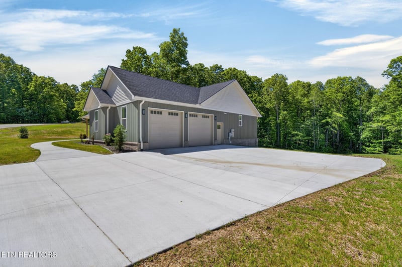 1128 Cumberland View Dr, Crossville, TN 38571