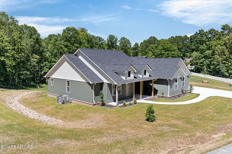 1128 Cumberland View Dr, Crossville, TN 38571