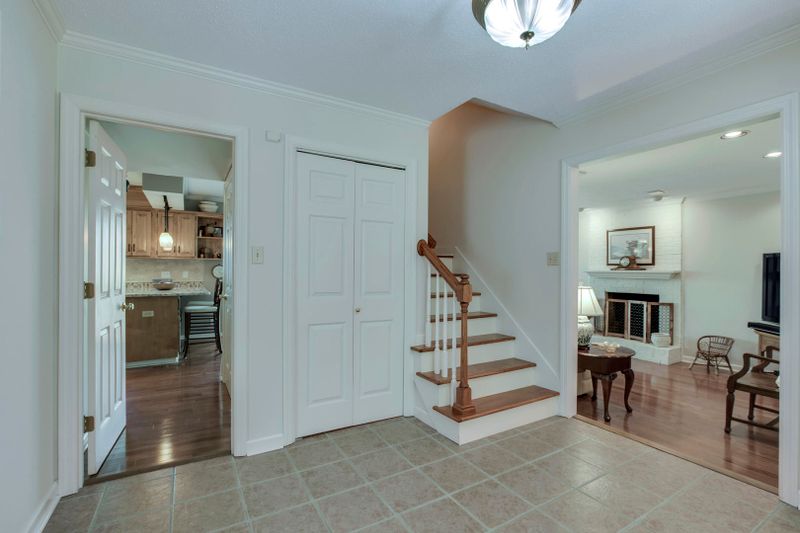 1129 W Outer Dr, Oak Ridge, TN 37830