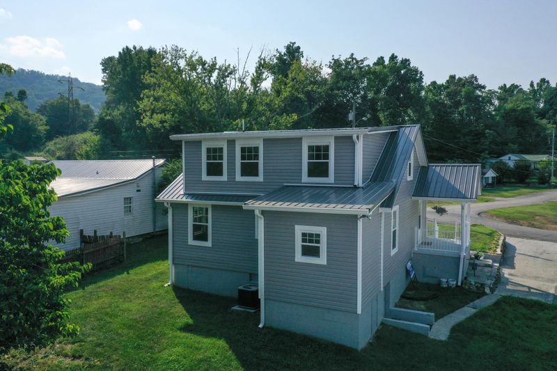 113 Hill St, Rocky Top, TN 37769