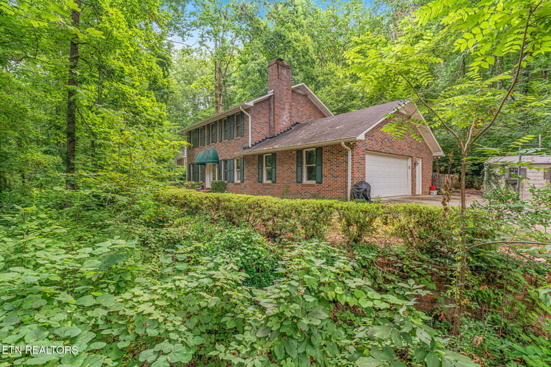 1130 W Outer Dr, Oak Ridge, TN 37830