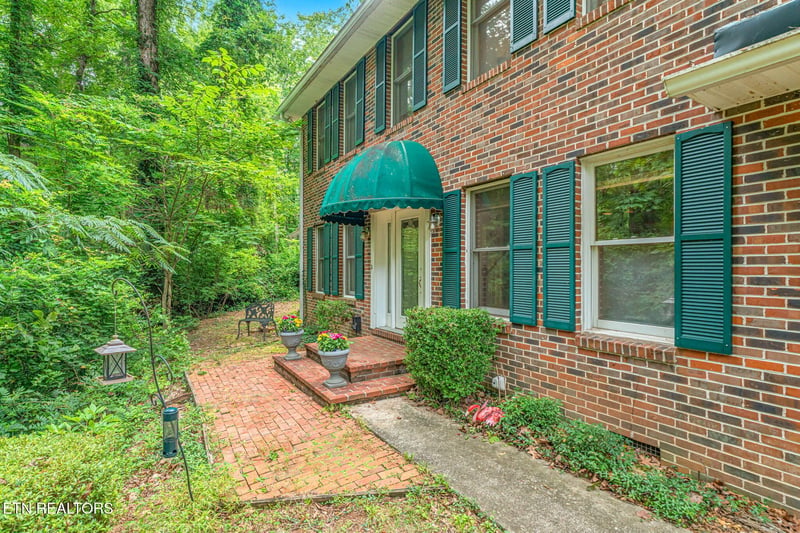 1130 W Outer Dr, Oak Ridge, TN 37830