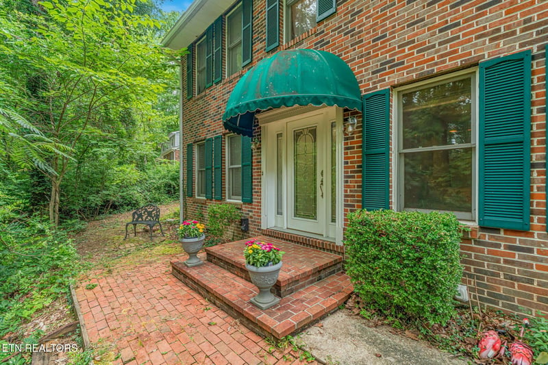 1130 W Outer Dr, Oak Ridge, TN 37830