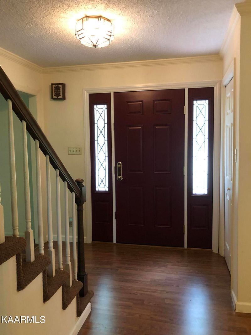 1131 W Outer Dr, Oak Ridge, TN 37830