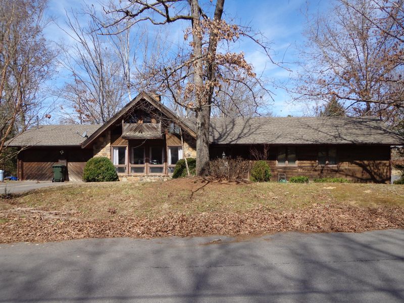 1132 Village Dr, Sevierville, TN 37862