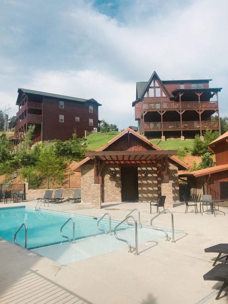 1133 Cove Falls Way, Pigeon Forge, TN 37863