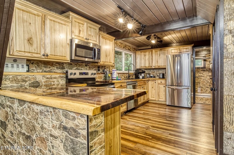 1134 Ski Mountain Rd, Gatlinburg, TN 37738