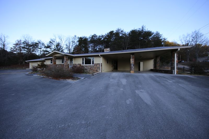 1134 Wears Valley Rd, Pigeon Forge, TN 37863