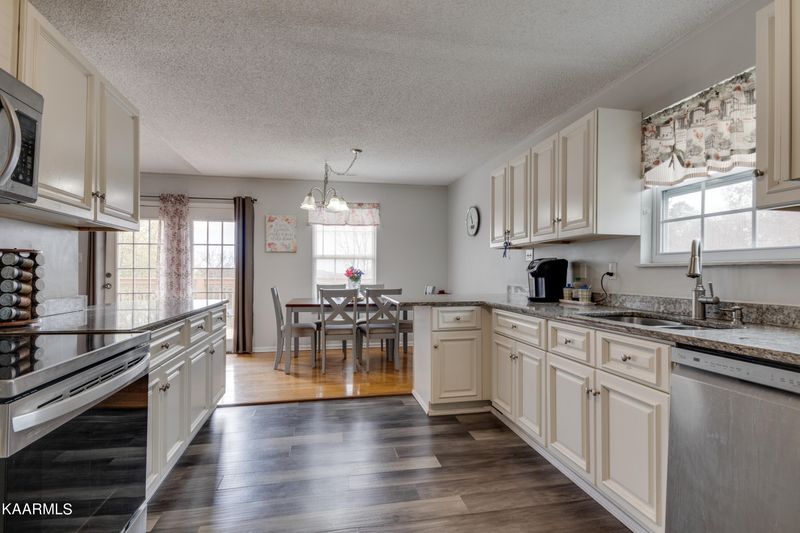 11348 Clear Point Dr, Knoxville, TN 37932