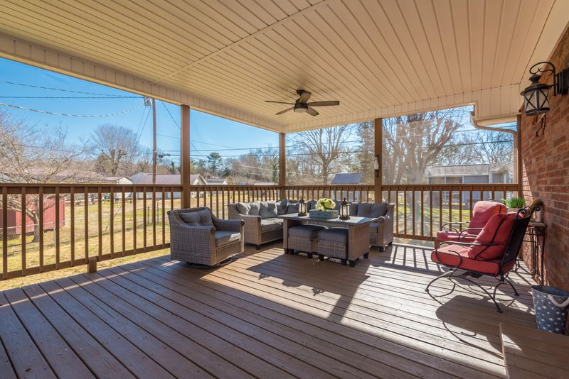 1135 Circle Dr, Kingston, TN 37763