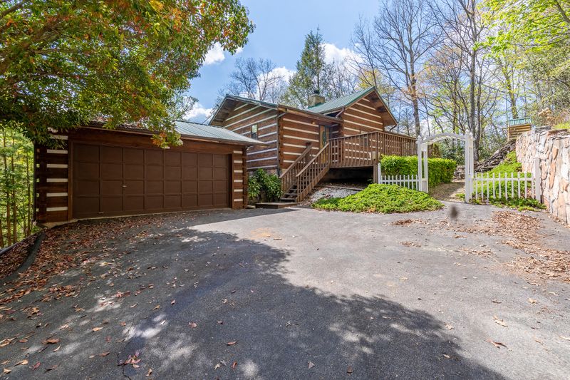 1135 E Foothills Dr, Gatlinburg, TN 37738