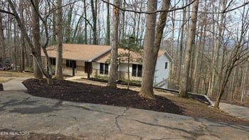 1135 W Outer Dr, Oak Ridge, TN 37830
