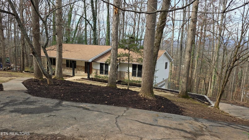 1135 W Outer Dr, Oak Ridge, TN 37830