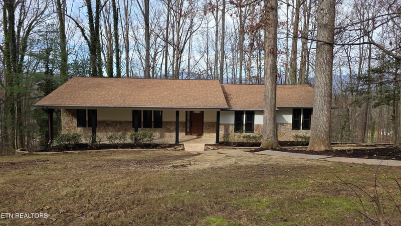 1135 W Outer Dr, Oak Ridge, TN 37830