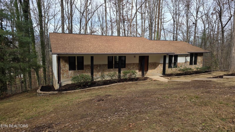 1135 W Outer Dr, Oak Ridge, TN 37830