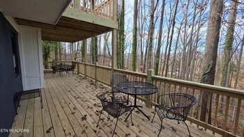 1135 W Outer Dr, Oak Ridge, TN 37830