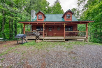 1136 E Foothills Dr, Gatlinburg, TN 37738