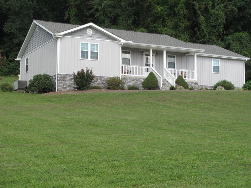 1138 Loop Rd, Lafollette, TN 37766