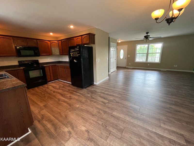 1139 Wallace Ln, Lafollette, TN 37766