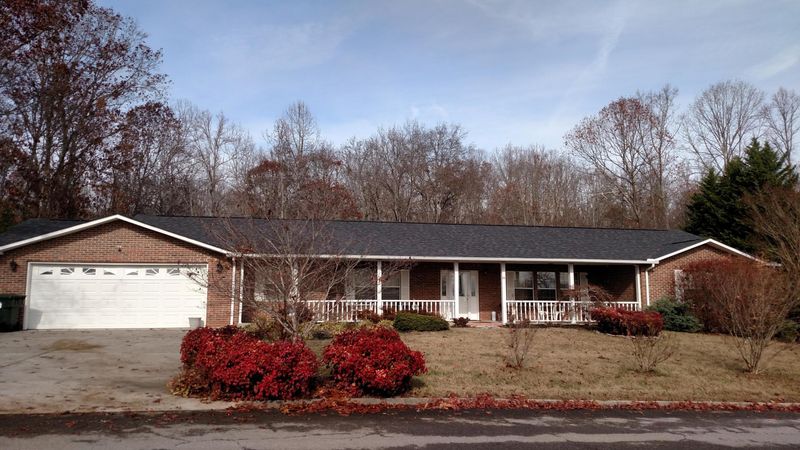 114 Lake Hills Dr, Oak Ridge, TN 37830