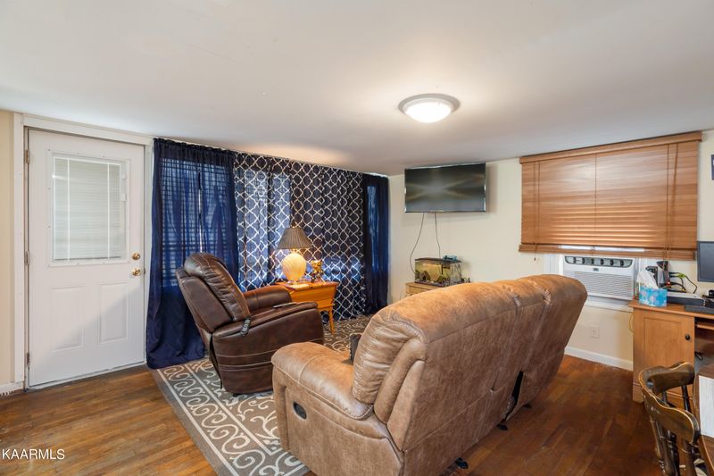 114 Midway Dr, Oliver Springs, TN 37840