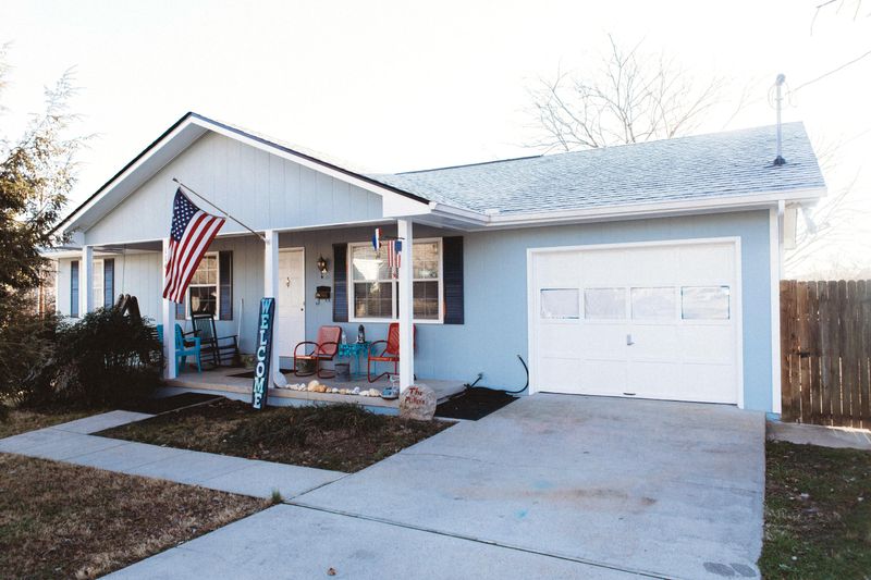 114 S Hickory Ln, Oak Ridge, TN 37830