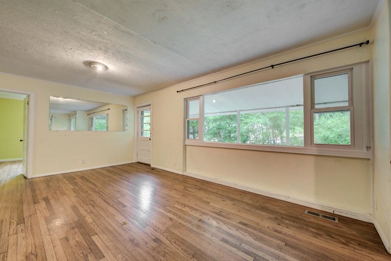 114 Taylor Rd, Oak Ridge, TN 37830