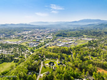 1140 Crestview Dr, Pigeon Forge, TN 37863