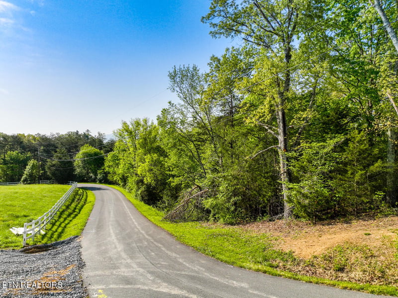 1140 Crestview Dr, Pigeon Forge, TN 37863