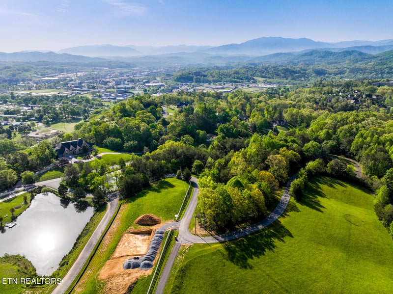 1140 Crestview Dr, Pigeon Forge, TN 37863