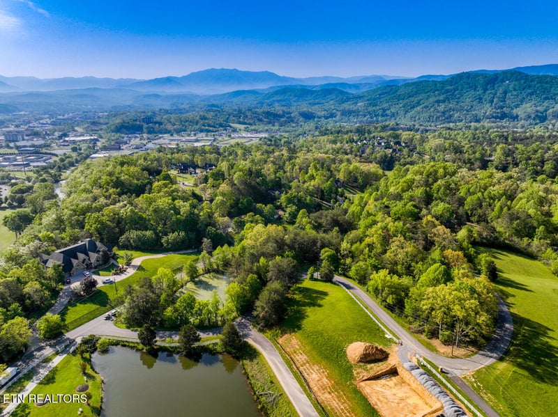1140 Crestview Dr, Pigeon Forge, TN 37863