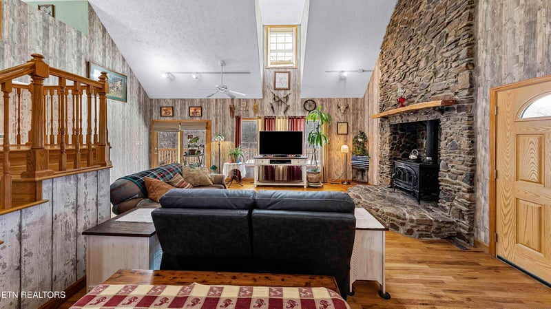 1140 Tater Valley Rd, Washburn, TN 37888