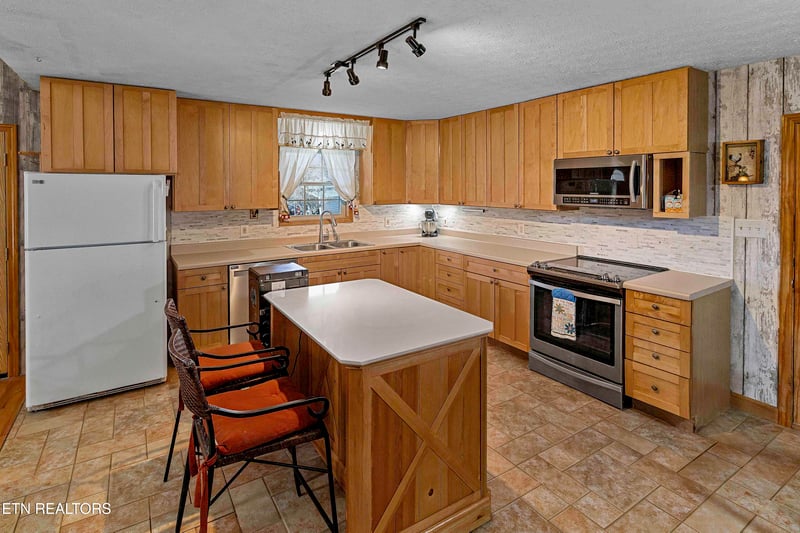 1140 Tater Valley Rd, Washburn, TN 37888