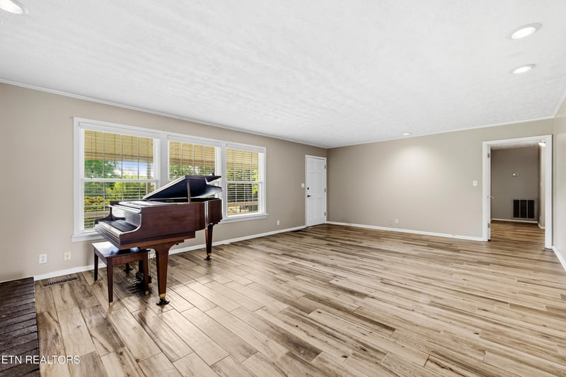 1141 Sanders Rd, Knoxville, TN 37923