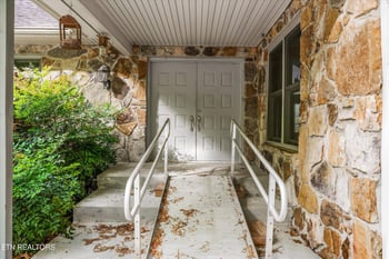 11417 Berry Hill Dr, Knoxville, TN 37931