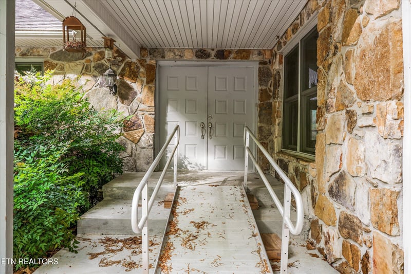 11417 Berry Hill Dr, Knoxville, TN 37931
