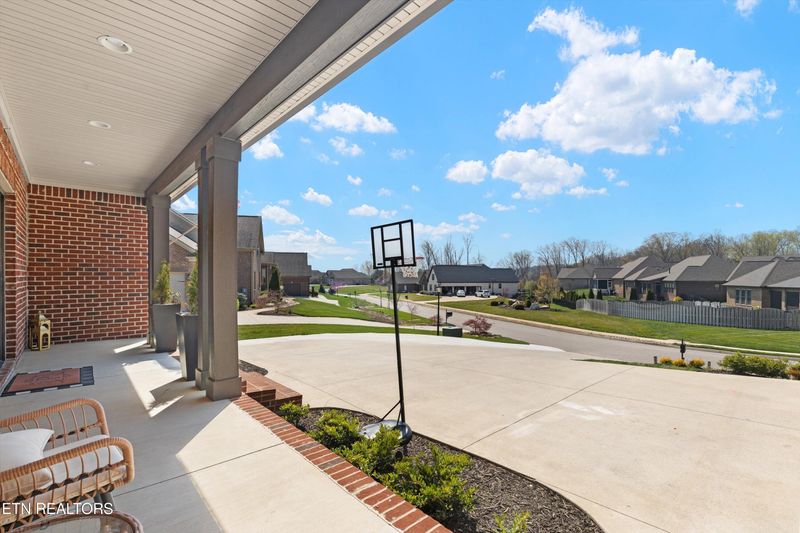 1144 Cobblestone Dr, Lenoir City, TN 37772