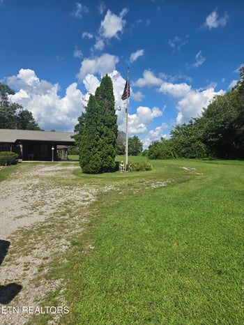 115 Cherry St, Deer Lodge, TN 37726