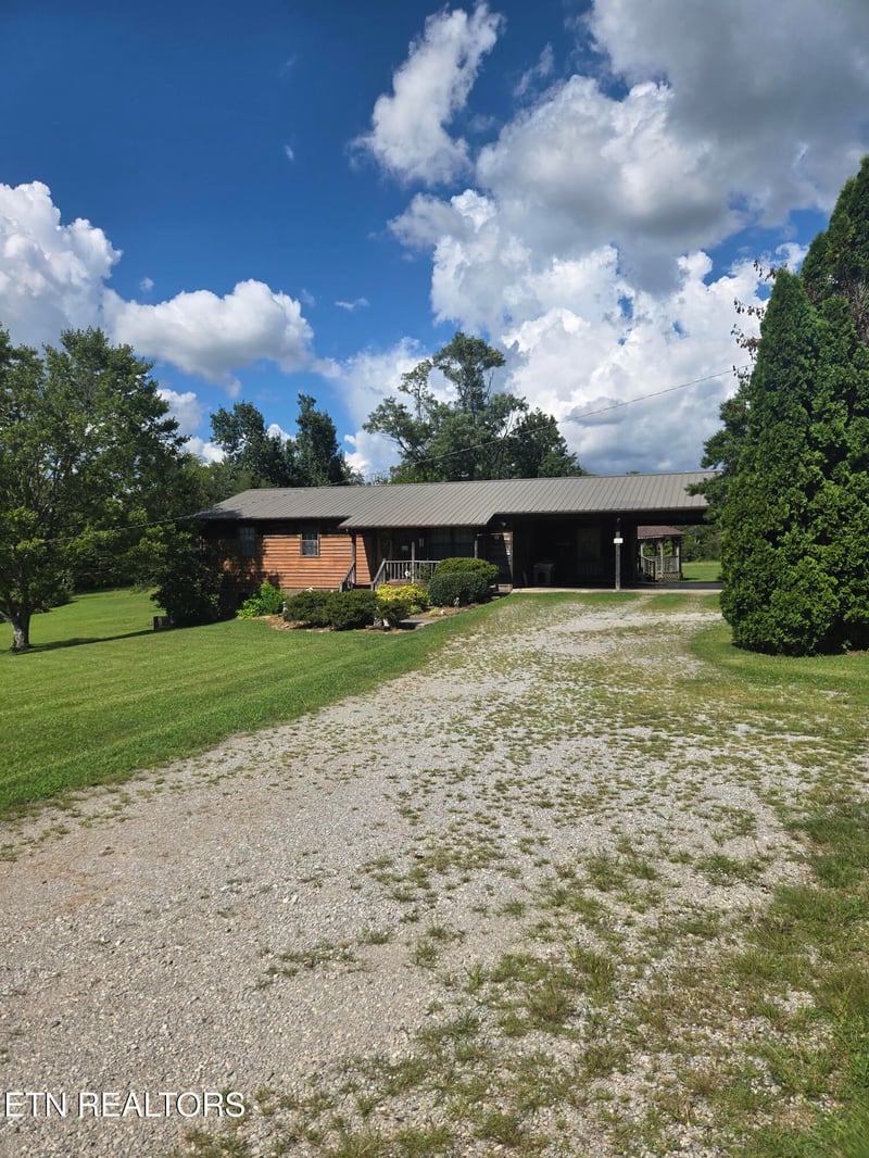 115 Cherry St, Deer Lodge, TN 37726