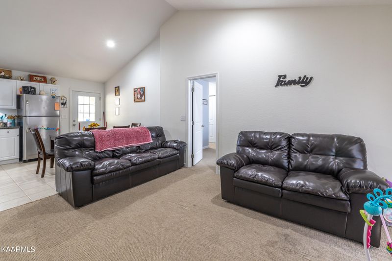 115 E Woodland Ct, Lafollette, TN 37766