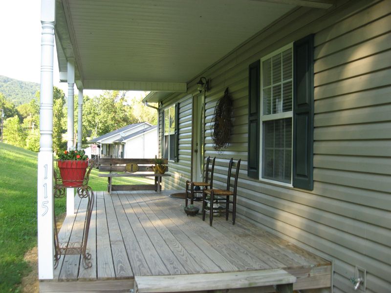 115 Sam William Ln, Caryville, TN 37714
