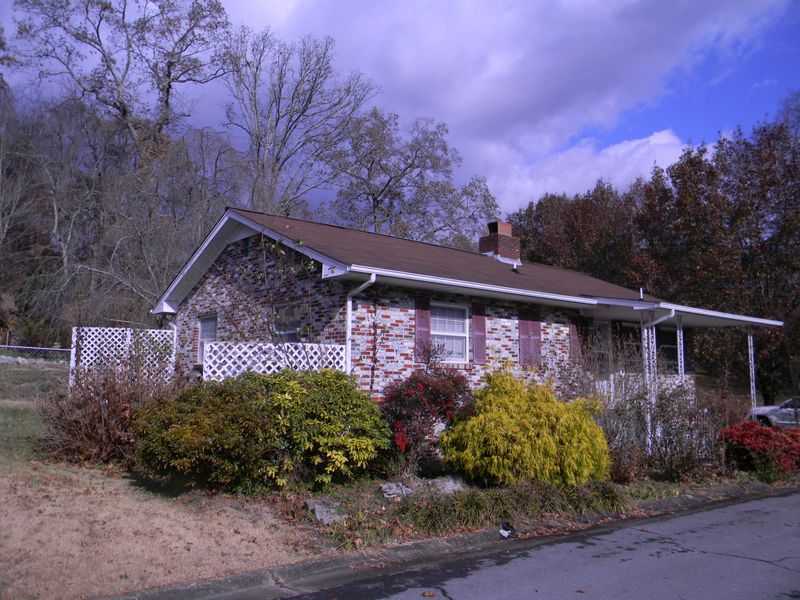 115 Tilden Rd, Oak Ridge, TN 37830