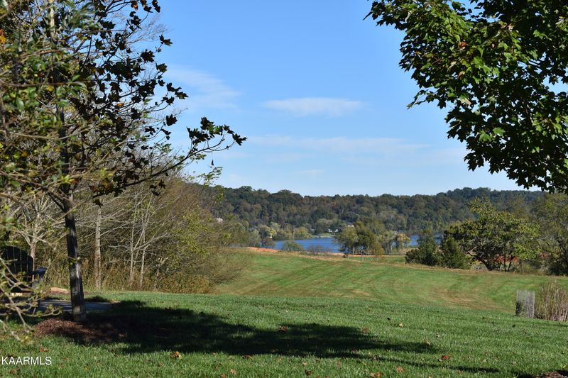 1151 Eagle Point Dr, Loudon, TN 37774