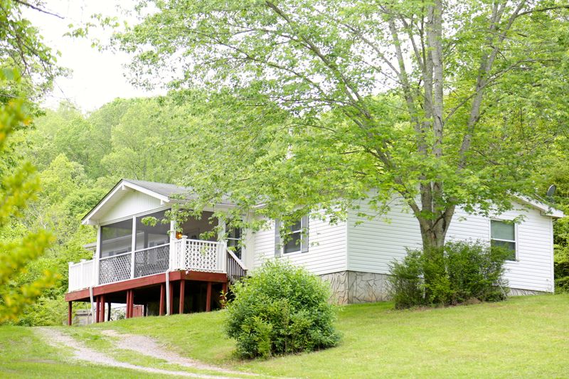 1153 Offutt Rd, Clinton, TN 37716