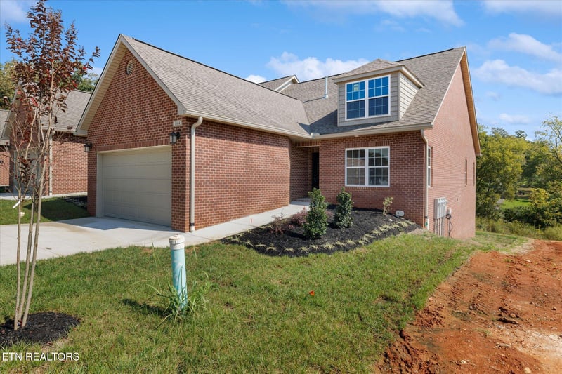 1164 Meadow Walk Ln, Lenoir City, TN 37772