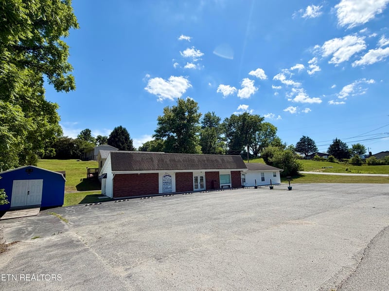 1165 Towe String Rd, Jacksboro, TN 37757