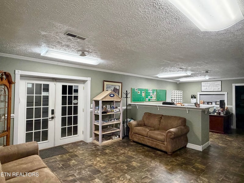 1165 Towe String Rd, Jacksboro, TN 37757
